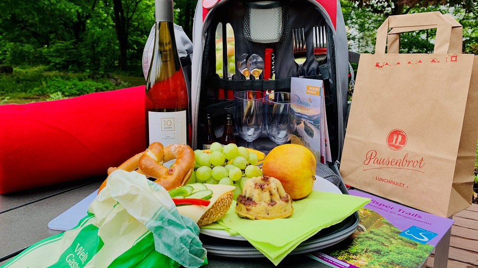 Unser Schulhaus - Picknickrucksack für Deinen Tagesausflug beinhaltet alles, was für ein Picknick benötigt wird.